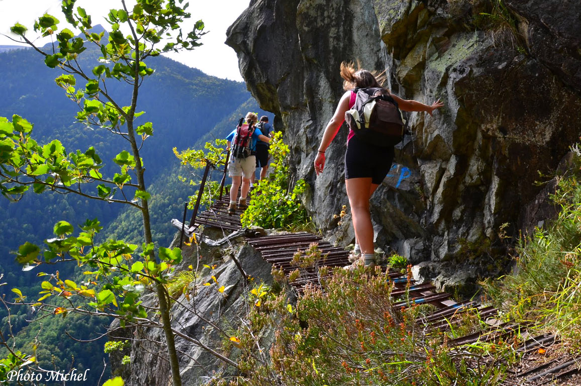 Randonnée à la grotte des Eaux Chaudes par le sentier des fenêtres depuis le pont du Goua