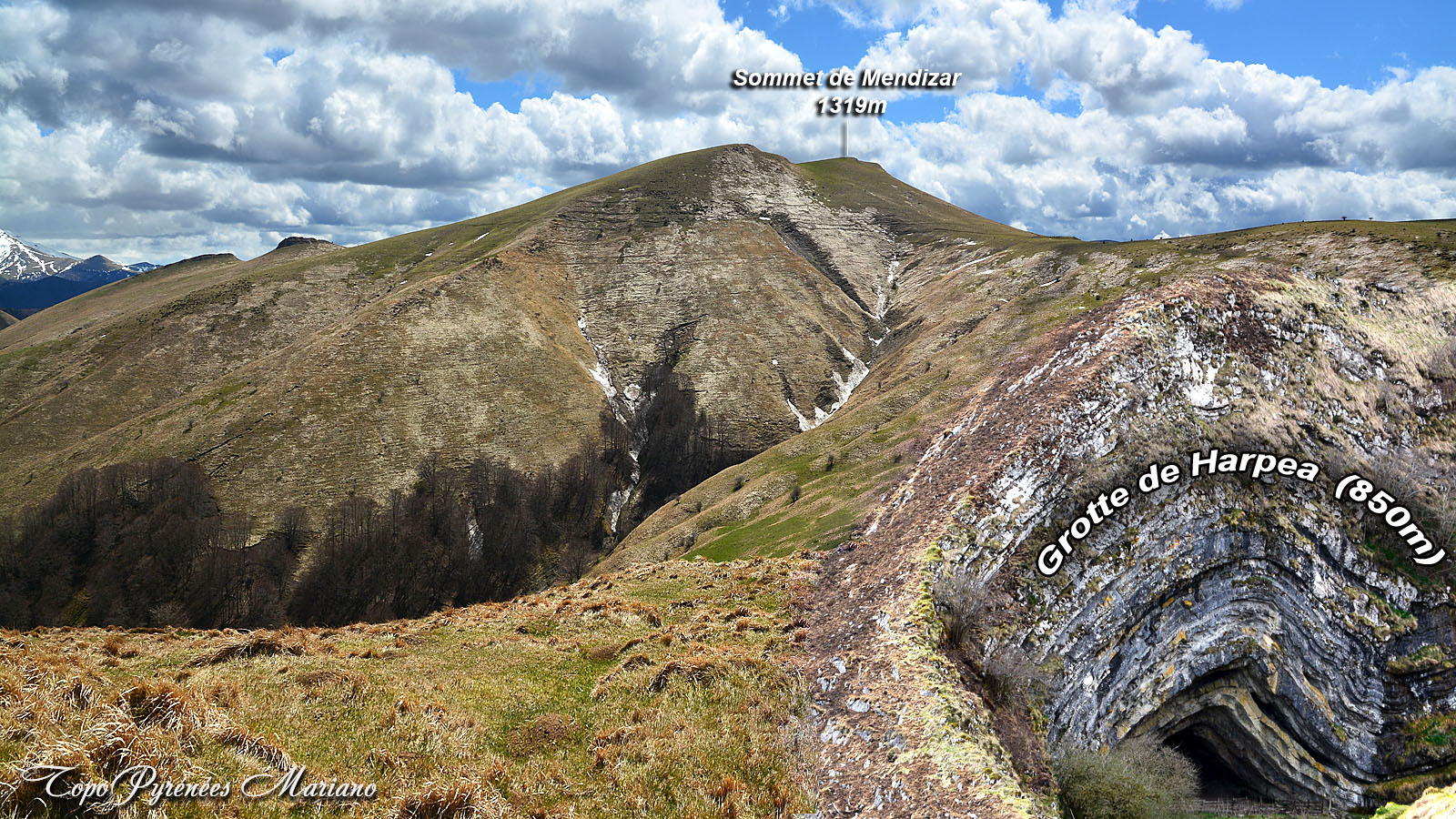 Grotte d’Harpea (850m) et Mendizar (1319m) depuis le col d’Erozaté