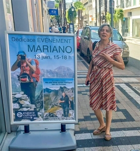 Danièle (Editrice de MonHélios) devant l'affiche de Mariano